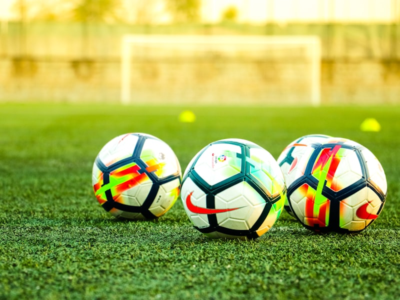 易倍体育团队工作场景 - 团队成员在现代化办公室内讨论赛事数据大屏